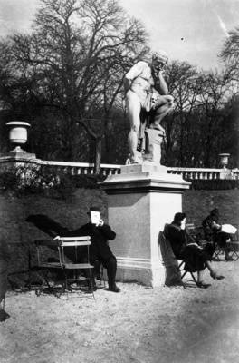 Park mit Statue und sitzenden Personen