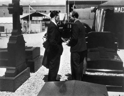 Zwei Männer in einer Grabstein-Ausstellung