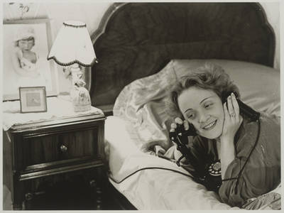 Marlene Dietrich telefoniert von Hollywood aus mit ihrer Tochter in Berlin. 1930